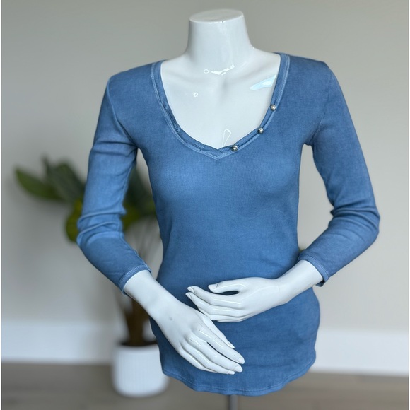 Guess top - Picture 1 of 5